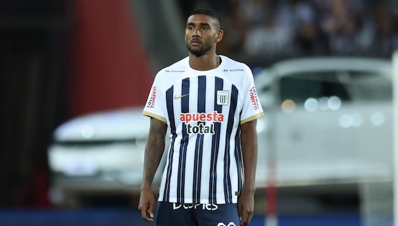 Con la carta pase en su mano: Alianza Lima firmó contrato con Aldair Fuentes