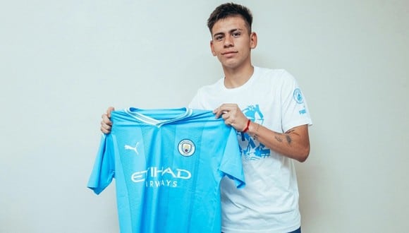 ¡Nueva joya para Pep! City hizo oficial el fichaje de Claudio Echeverri